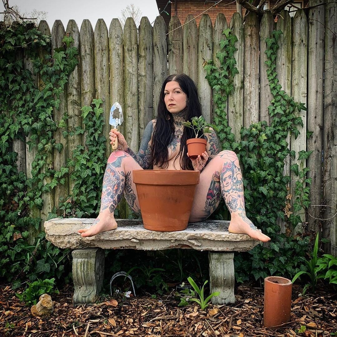 mujer desnuda con maceta