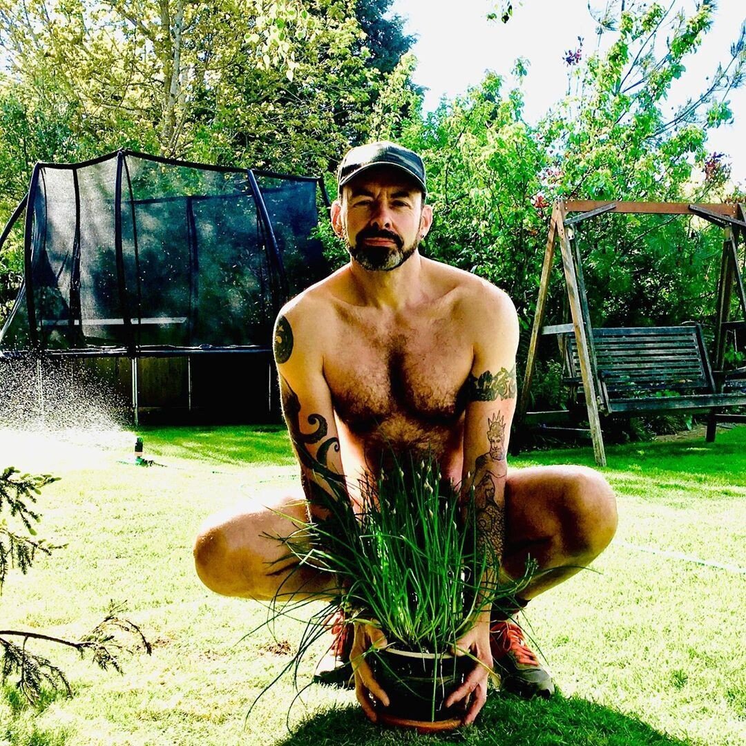 hombre desnudo con plantas
