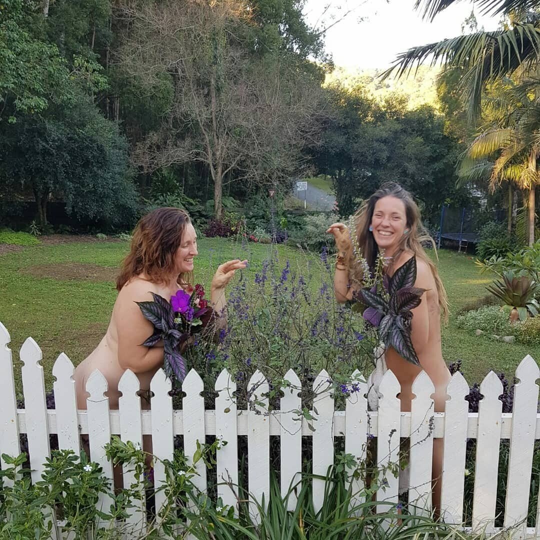mujeres desnudas con plantas