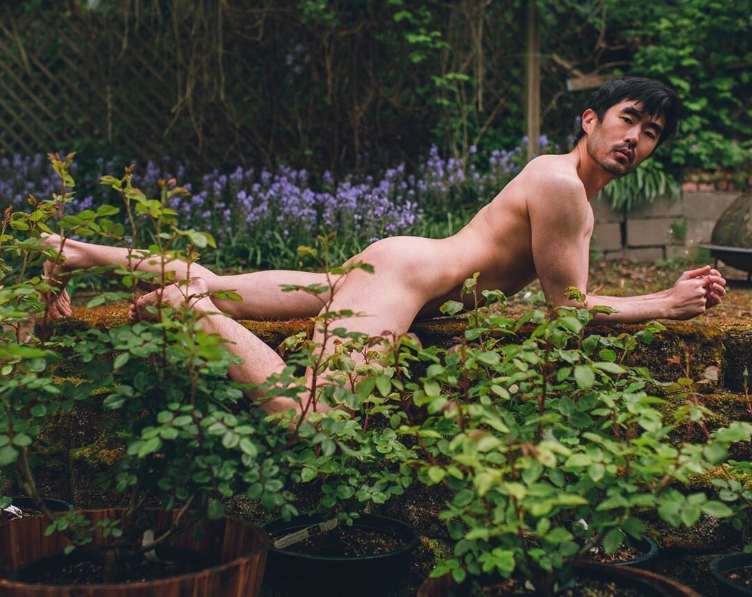 hombre desnudo con plantas