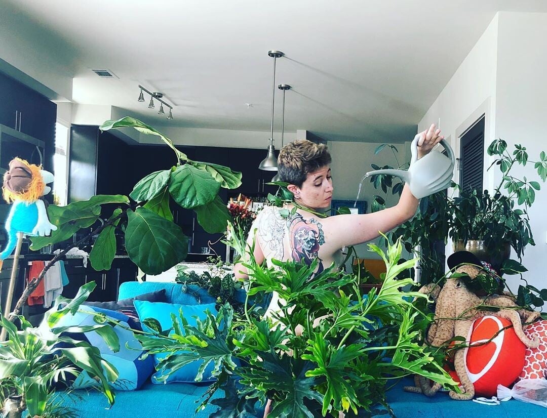 mujer desnuda de espalda con plantas
