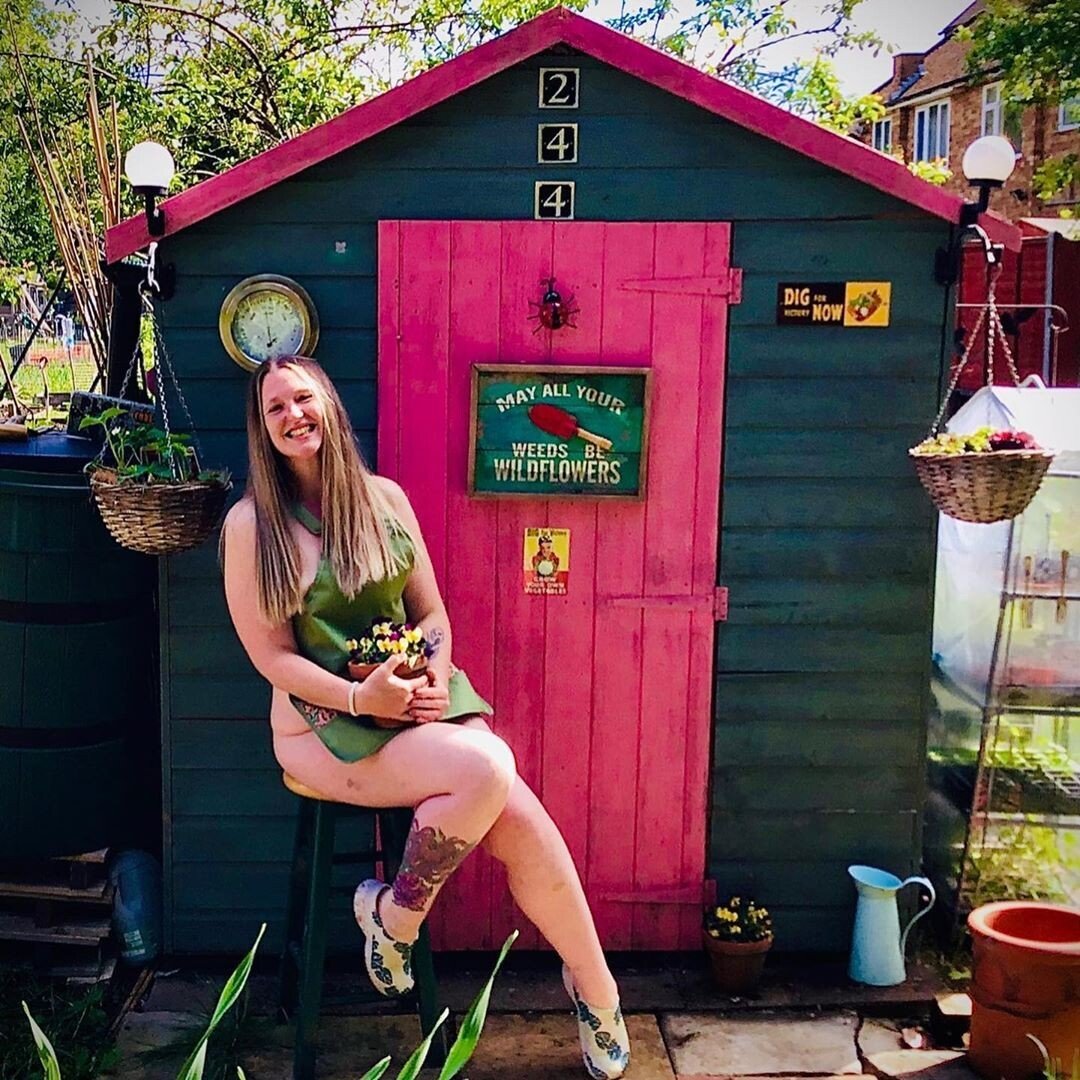 mujer desnuda con plantas