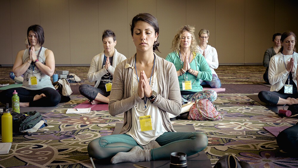 Personas practicando yoga