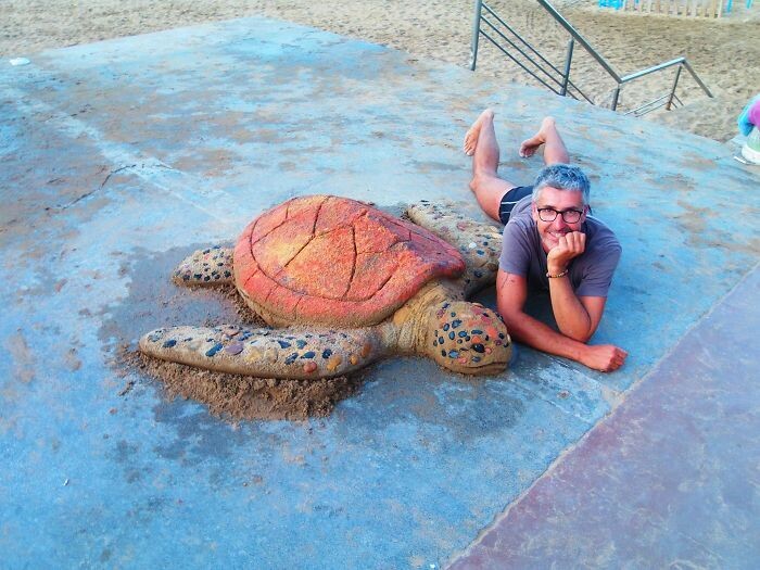 escultura arena tortuga por andoni bastarrika