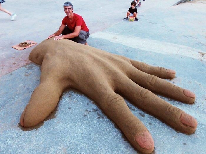 esculturas arena mano gigante hecha por andoni bastarrika