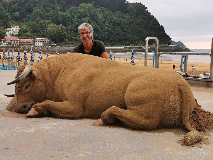 Andoni Bastarrika con escultura de toro hecha con arena