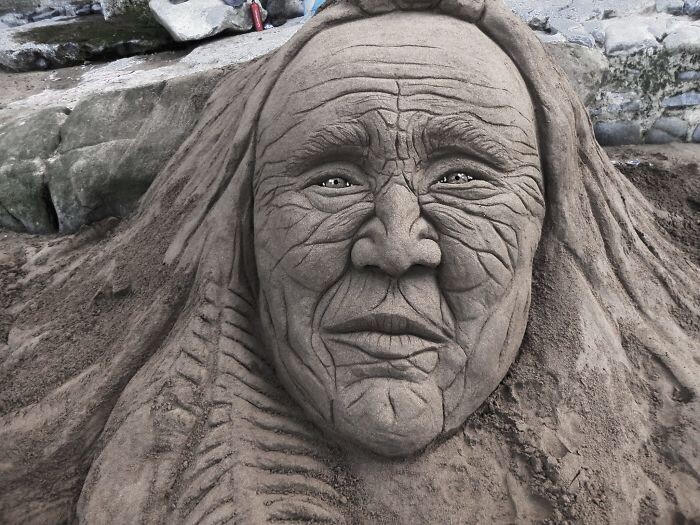 escultura arena rostro indio hecha por andoni bastarrika