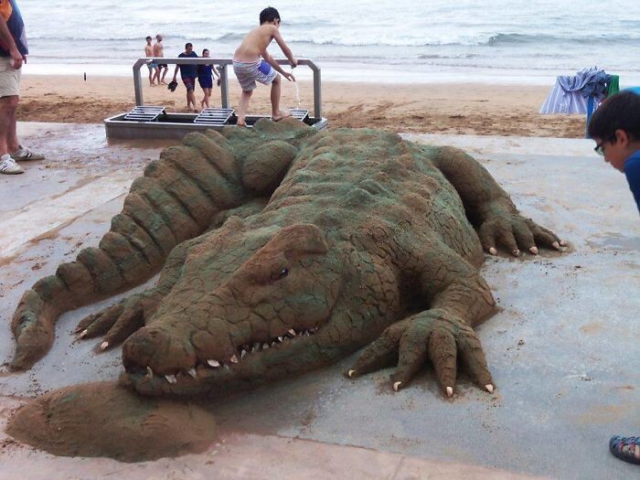escultura arena cocodrilo de andoni bastarrika