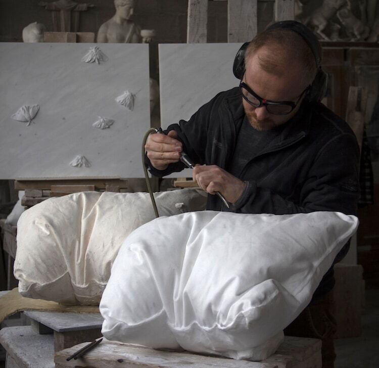 hakon anton fageras esculpiendo almohadas de marmol