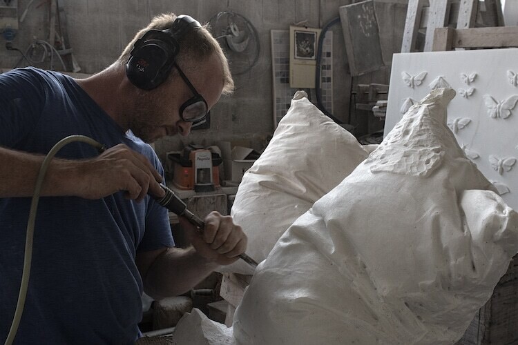 hakon anton fageras esculpiendo almohadas de marmol