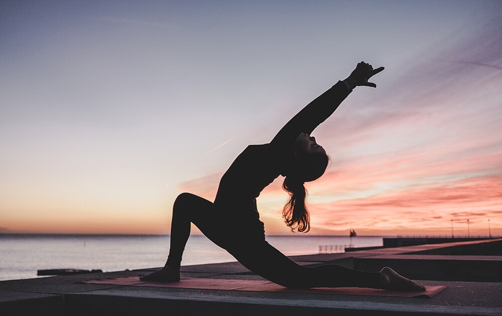 Mujer practicando yoga al aire libre
