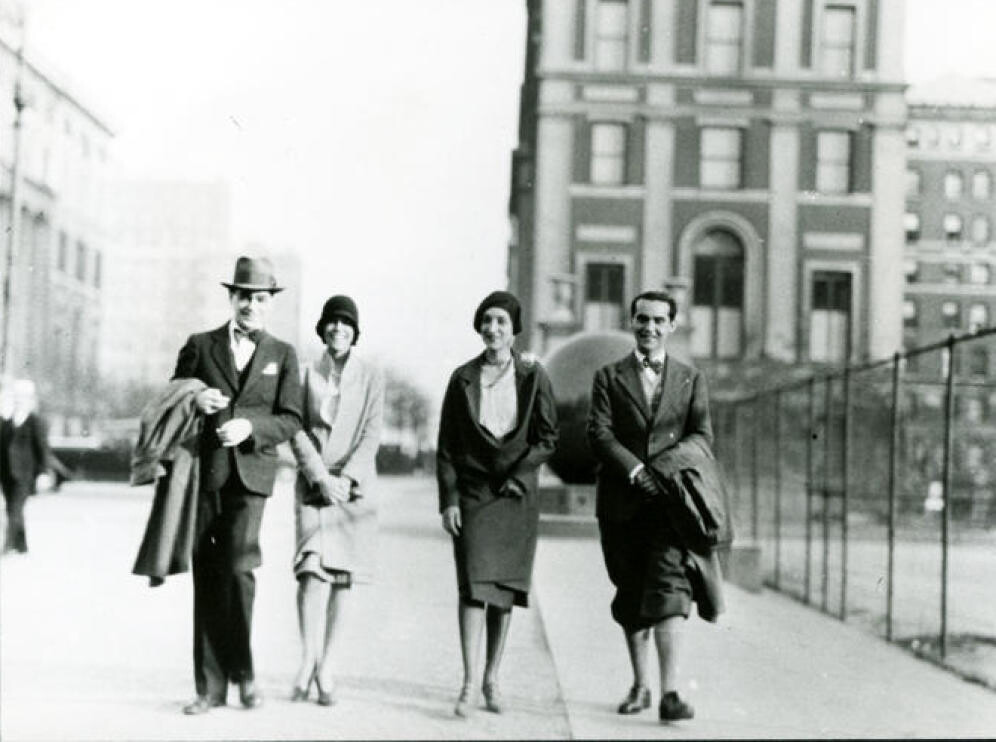 El poeta García Lorca paseando con María Antonieta Rivas en Nueva York