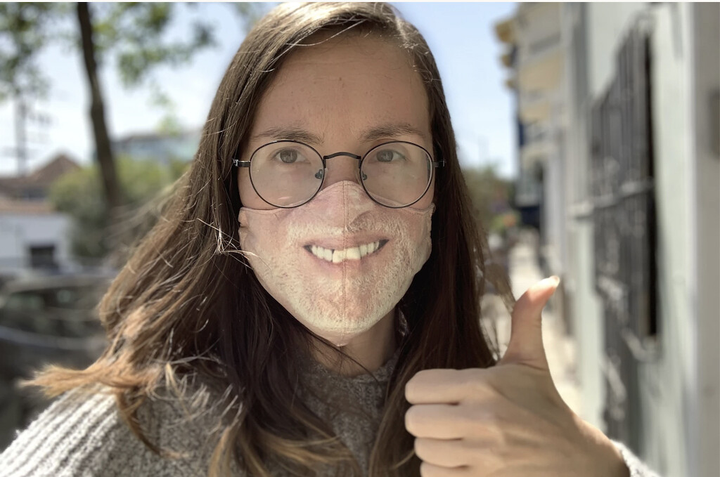 chica usando mascarilla con cara