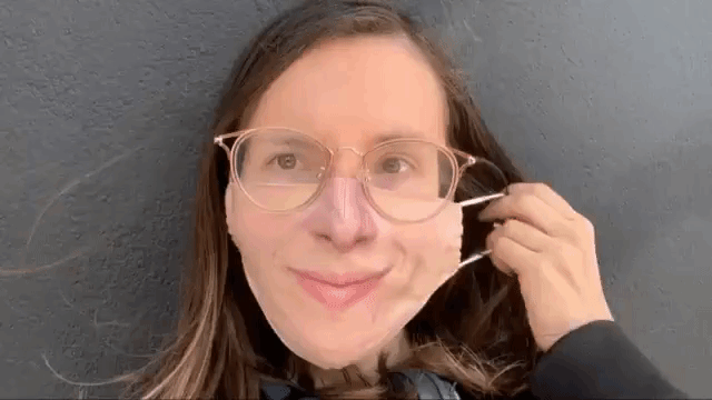 gif chica quitándose mascarilla con cara