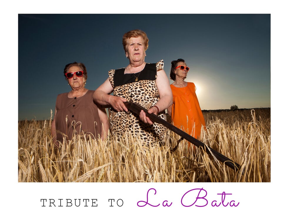 Tributo a la bata portada de la serie fotográfica.