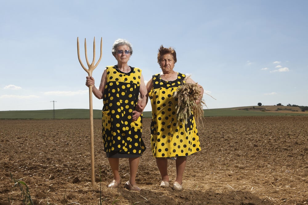 Dos mujeres en el campo vestidas con bata de lunares.