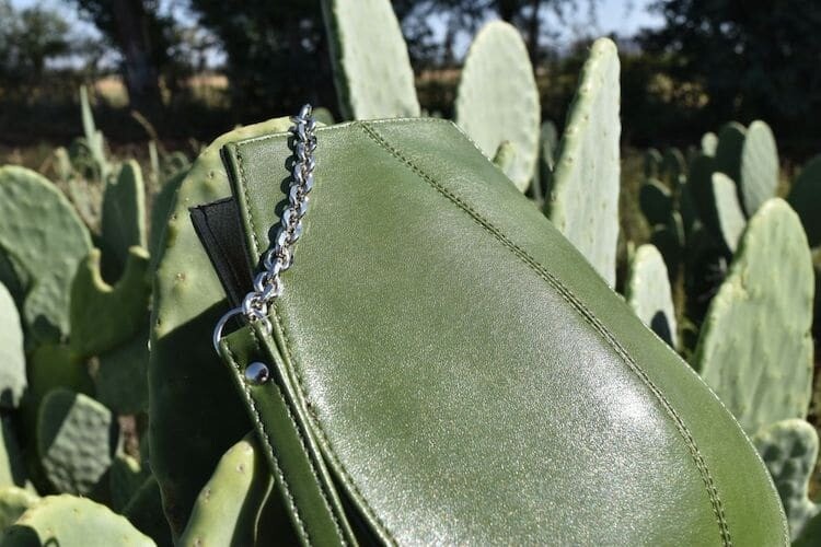 bolso hecho con piel de nopal