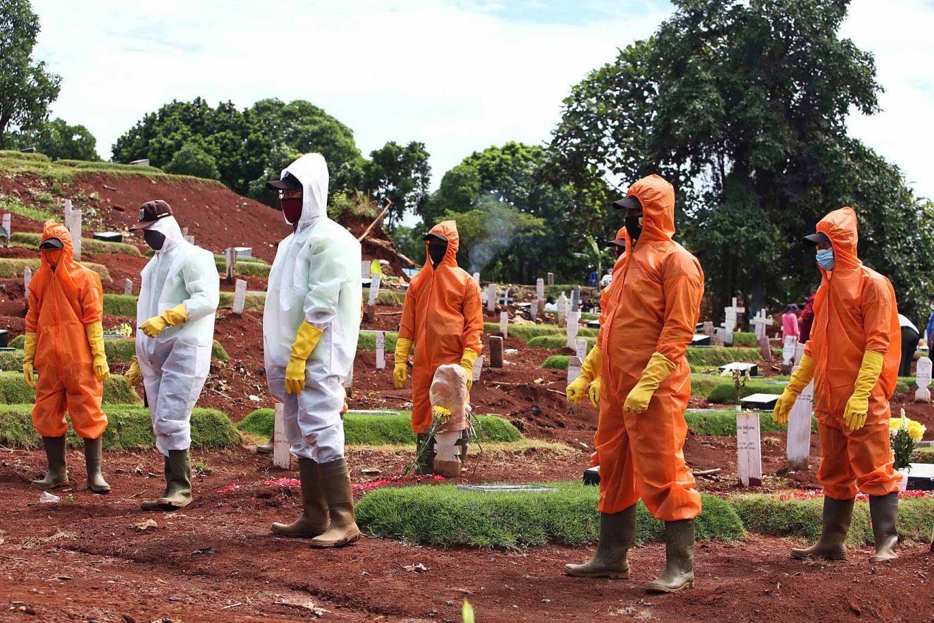 Indonesia condena a los que no lleven mascarilla a cavar tumbas para los fallecidos por coronavirus