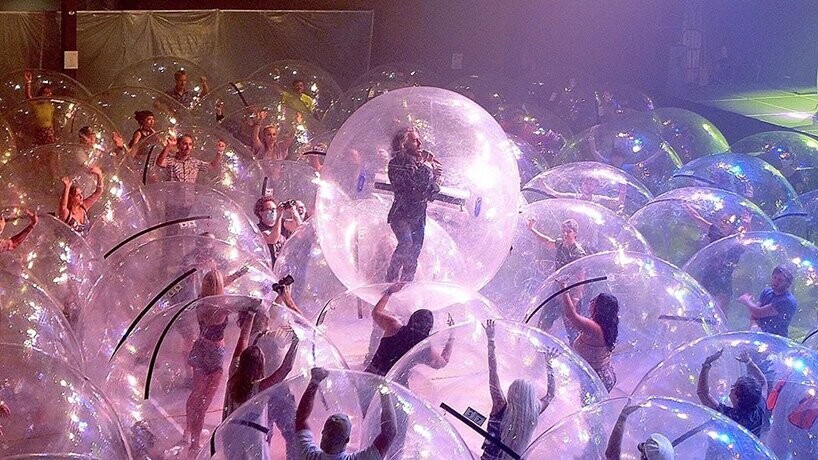 flaming lips plastic bubble concerts designboom 001