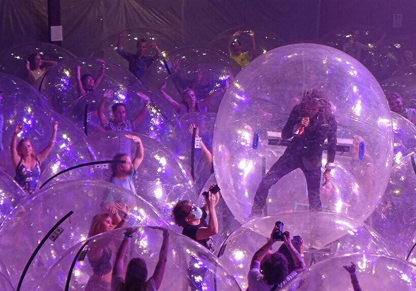 flaming lips plastic bubble concerts designboom 002