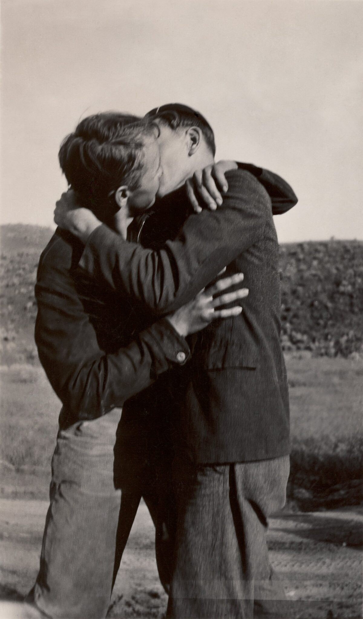 gay men kissing 1200x2048