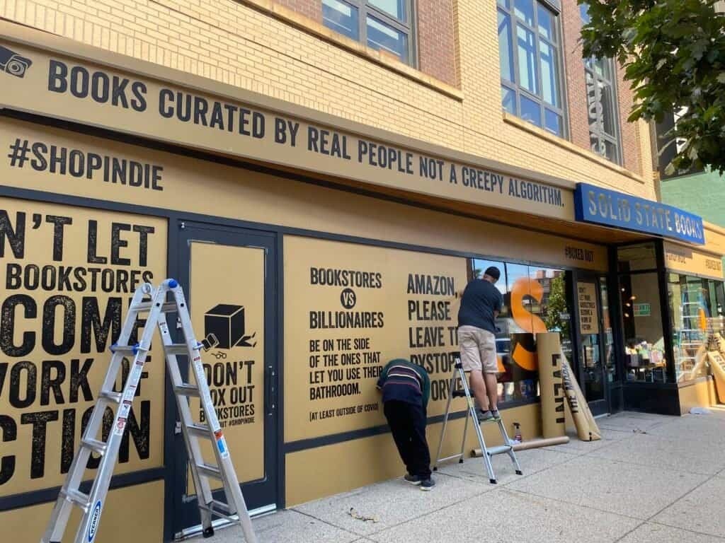 librerias independientes de estados unidos disenan sus escaparates como si fueran cajas de amazon para atraer a los lectores a volver a ellas 7 1024x768