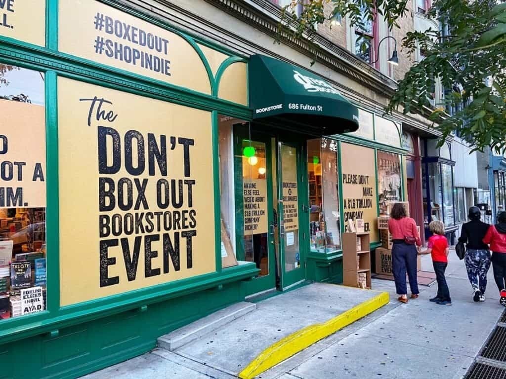 librerias independientes de estados unidos disenan sus escaparates como si fueran cajas de amazon para atraer a los lectores a volver a ellas 8 1024x768