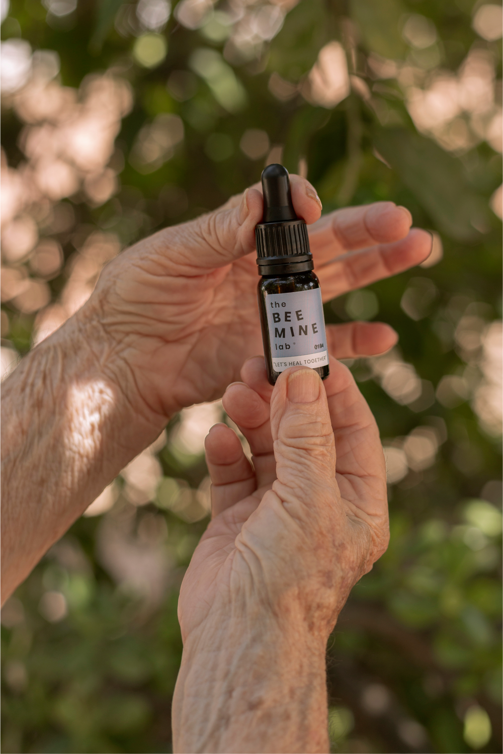 manos aceite de cbd