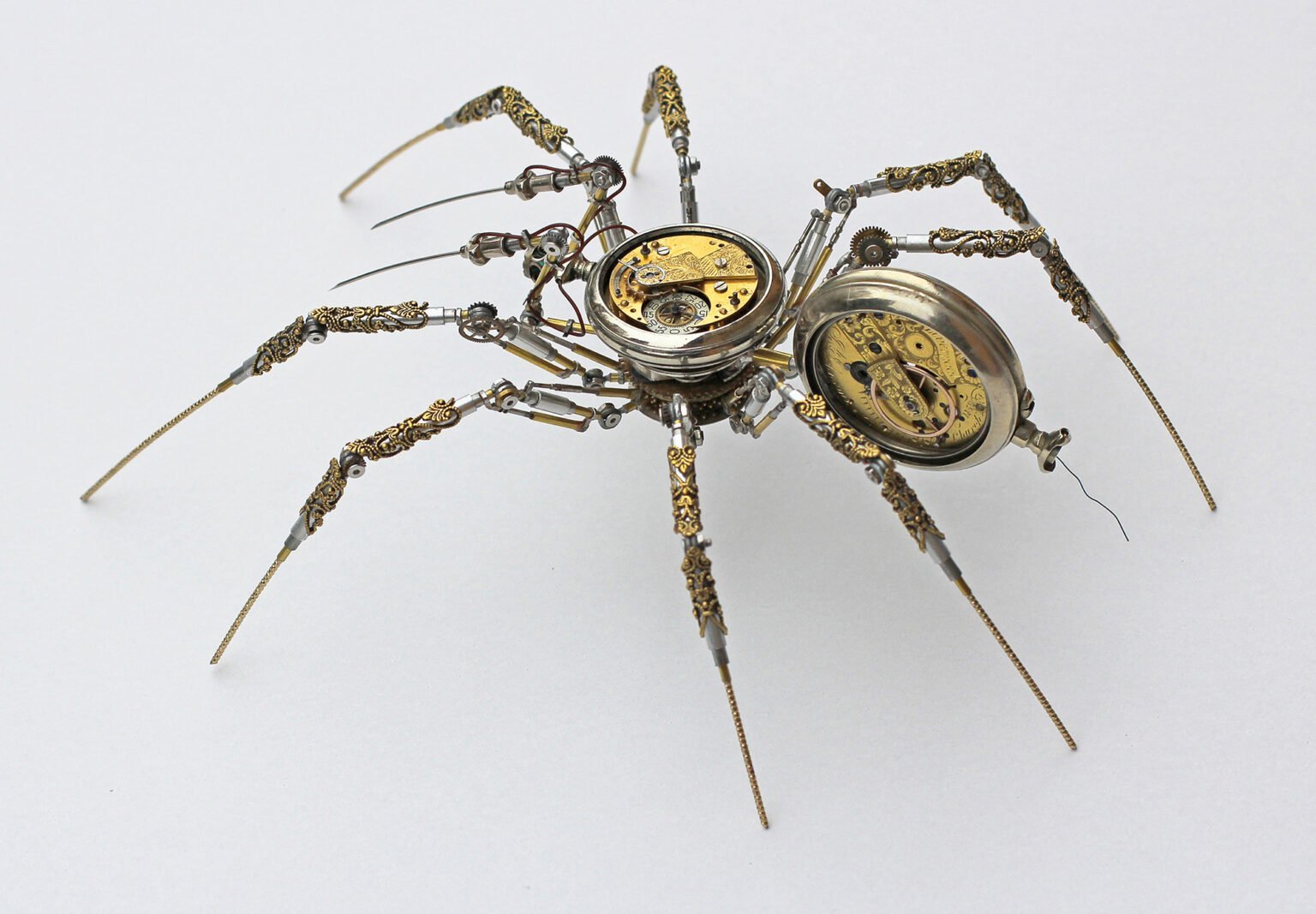 Relojes antiguos, cámaras y piezas de material médico se transforman en arañas steampunk