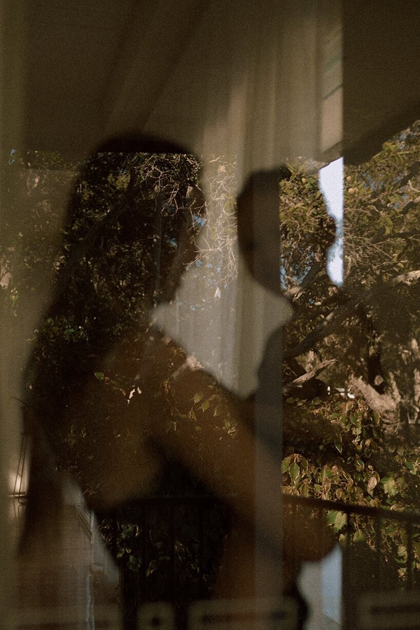 lisa sorgini behind glass quarantine photo mothers designboom 008
