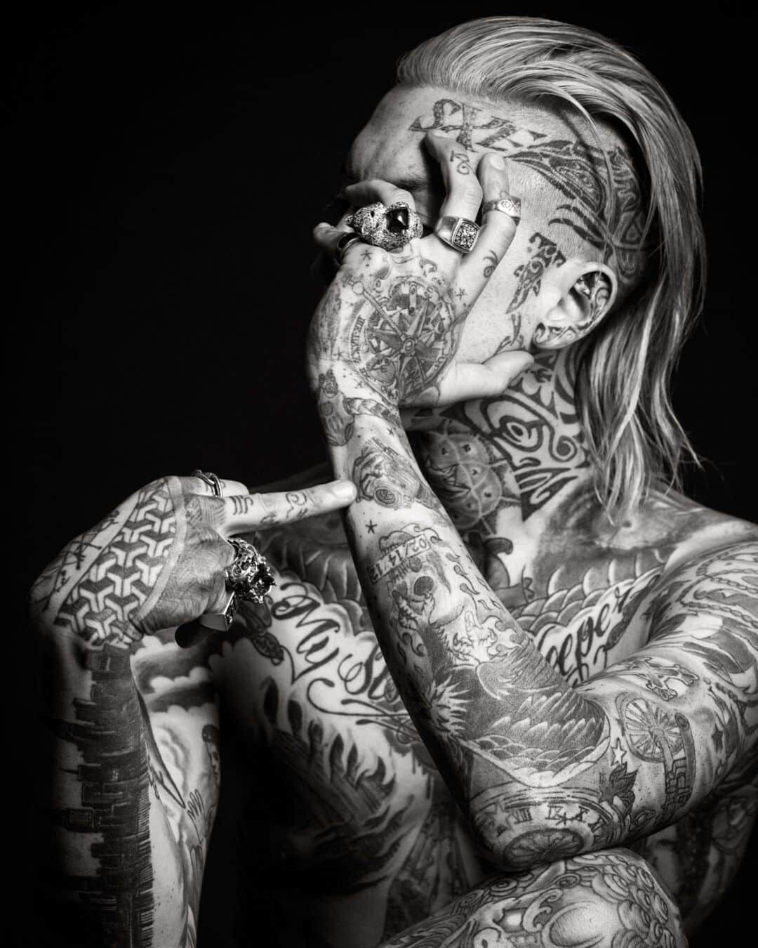 mujer tatuada reka nyari