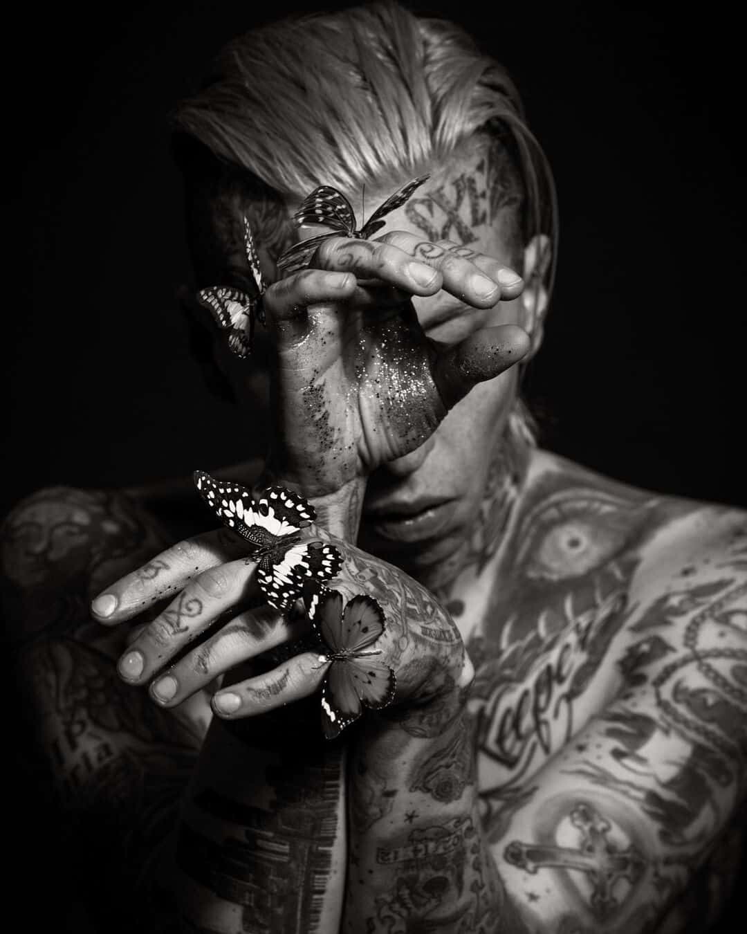 mujer tatuada reka nyari tattoo