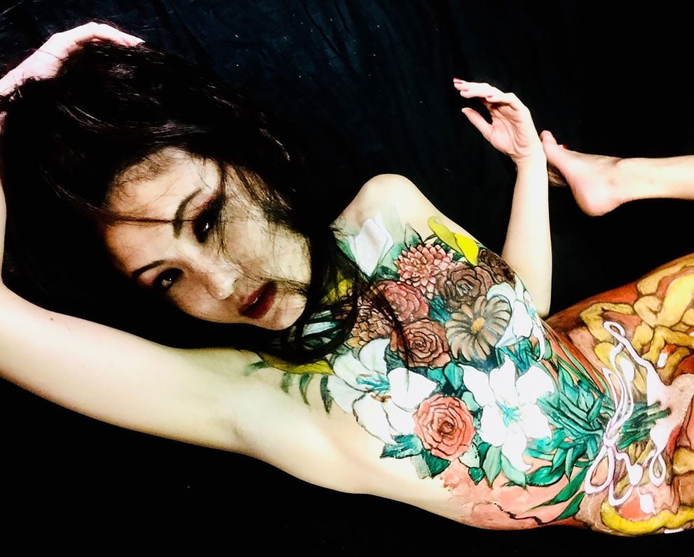 El japonés Gaku Azuma transforma los cuerpos en lienzos de piel y tinta