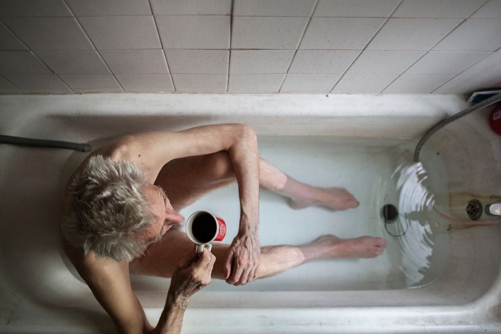Corinna Kern fotografía la vida alrededor de la bañera de un hombre con síndrome de Diógenes