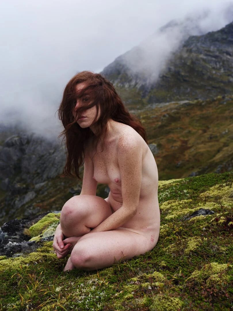 Desnudos femeninos en comunión con la naturaleza en las fotografías de  Korbinian Vogt - Cultura Inquieta