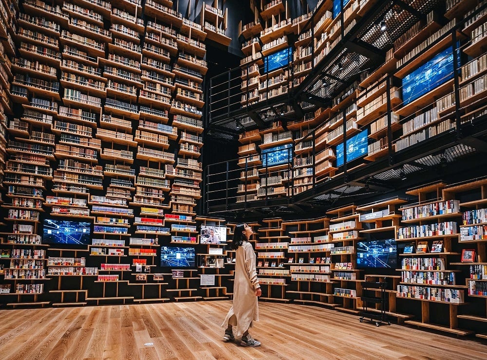 La espectacular biblioteca flotante en Tokio diseñada por Kengo Kuma