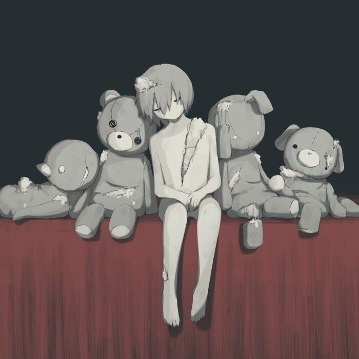niño rodeado de peluches rotos que luce como otro peluche roto