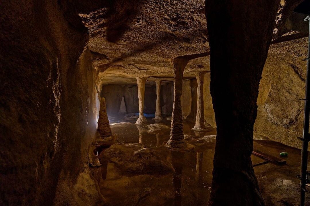 escenario que reproduce una cueva submarina
