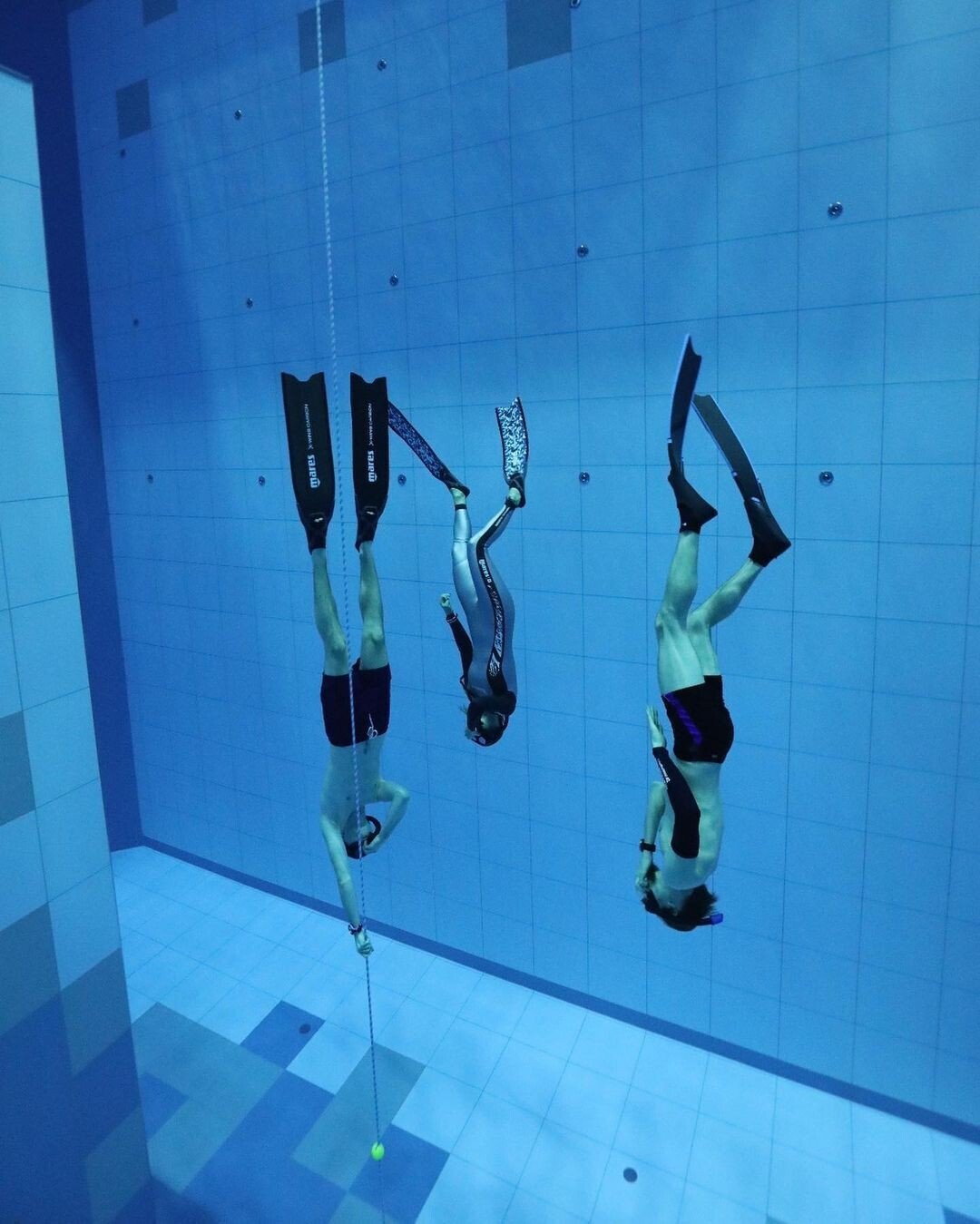 tres buzos intentan alcanzar el fondo de la piscina más profunda del mundo