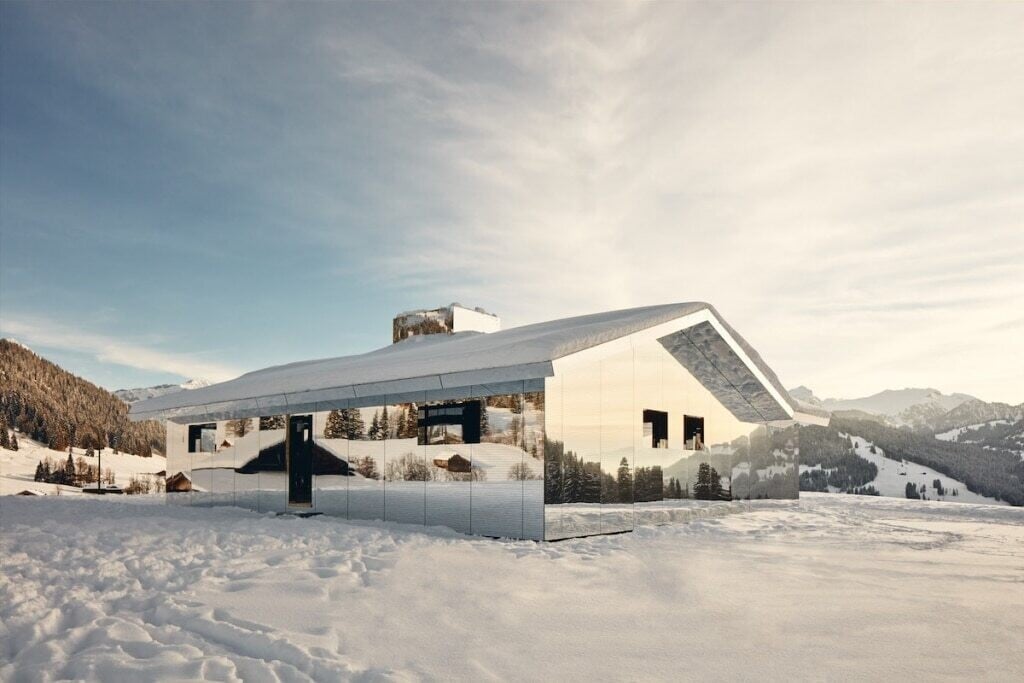 una casa hecha de espejos se mimetiza con un entorno nevado