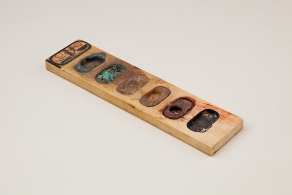 paleta de colores egipcia que luce intacta y tiene 3400 años de antigüedad