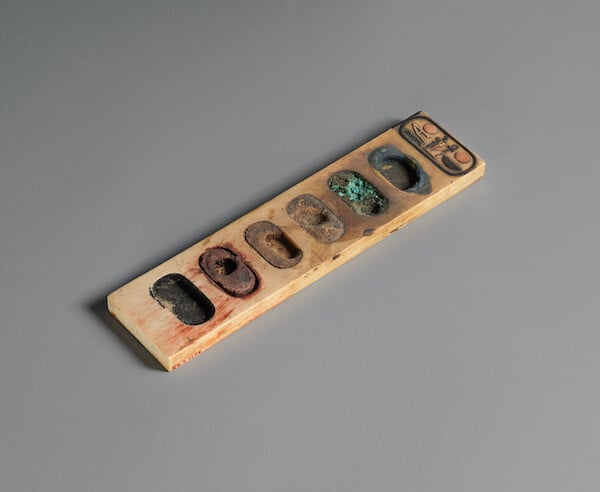 paleta de colores egipcia que luce intacta y tiene 3400 años de antigüedad