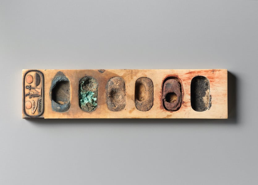 paleta de colores egipcia que luce intacta y tiene 3400 años de antigüedad
