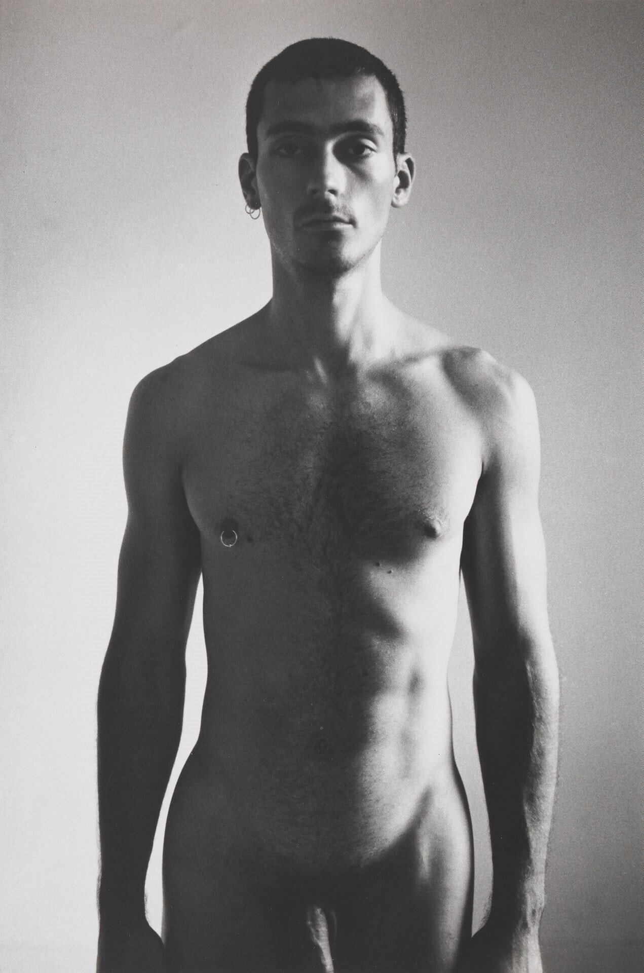 Fotografía en blanco y negro de un hombre desnudo