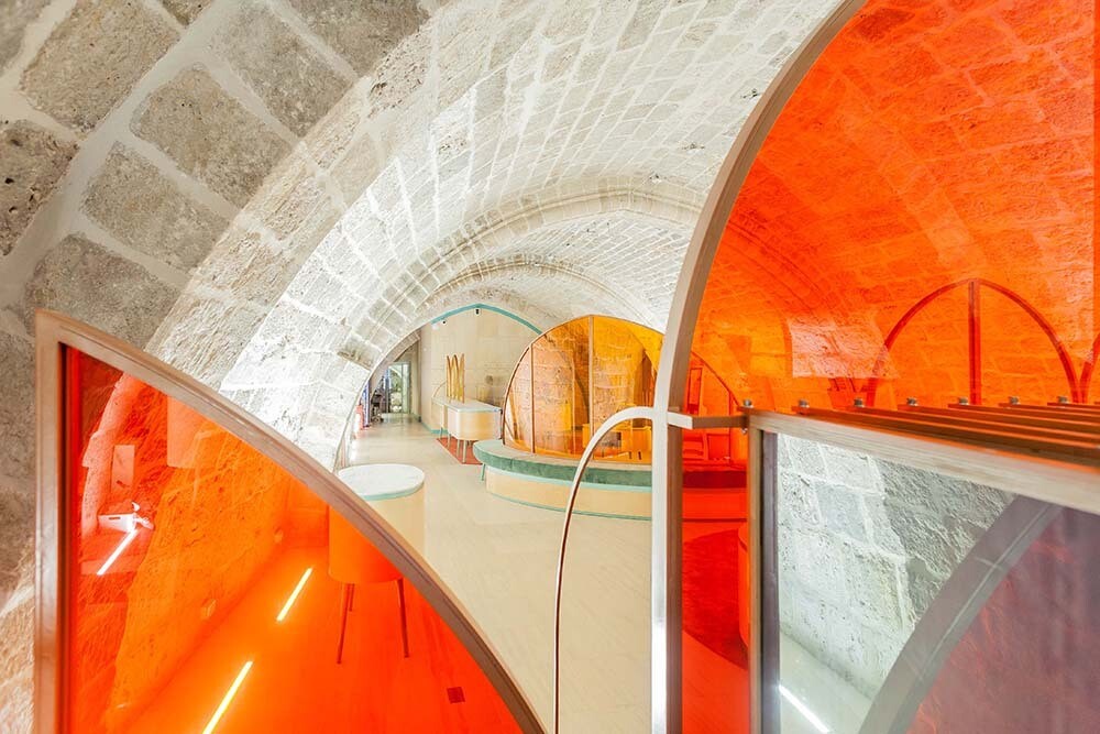 Mobiliario y cristaleras en color naranja diseñados por el estudio sic para la nueva catedral de burgos