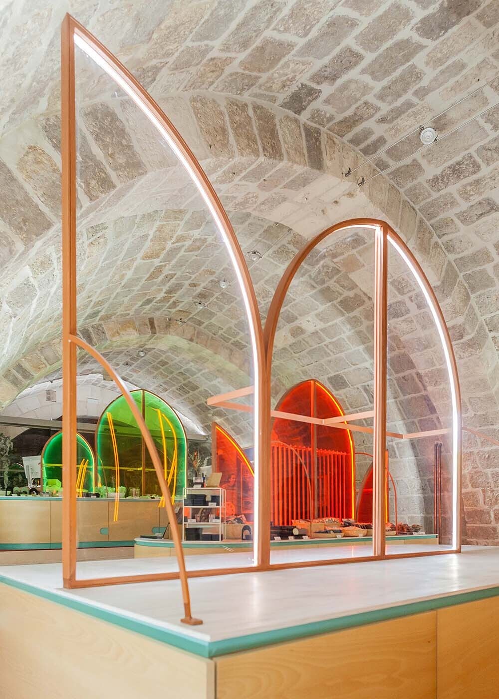 Mobiliario diseñado por el estudio sic para la catedral de burgos