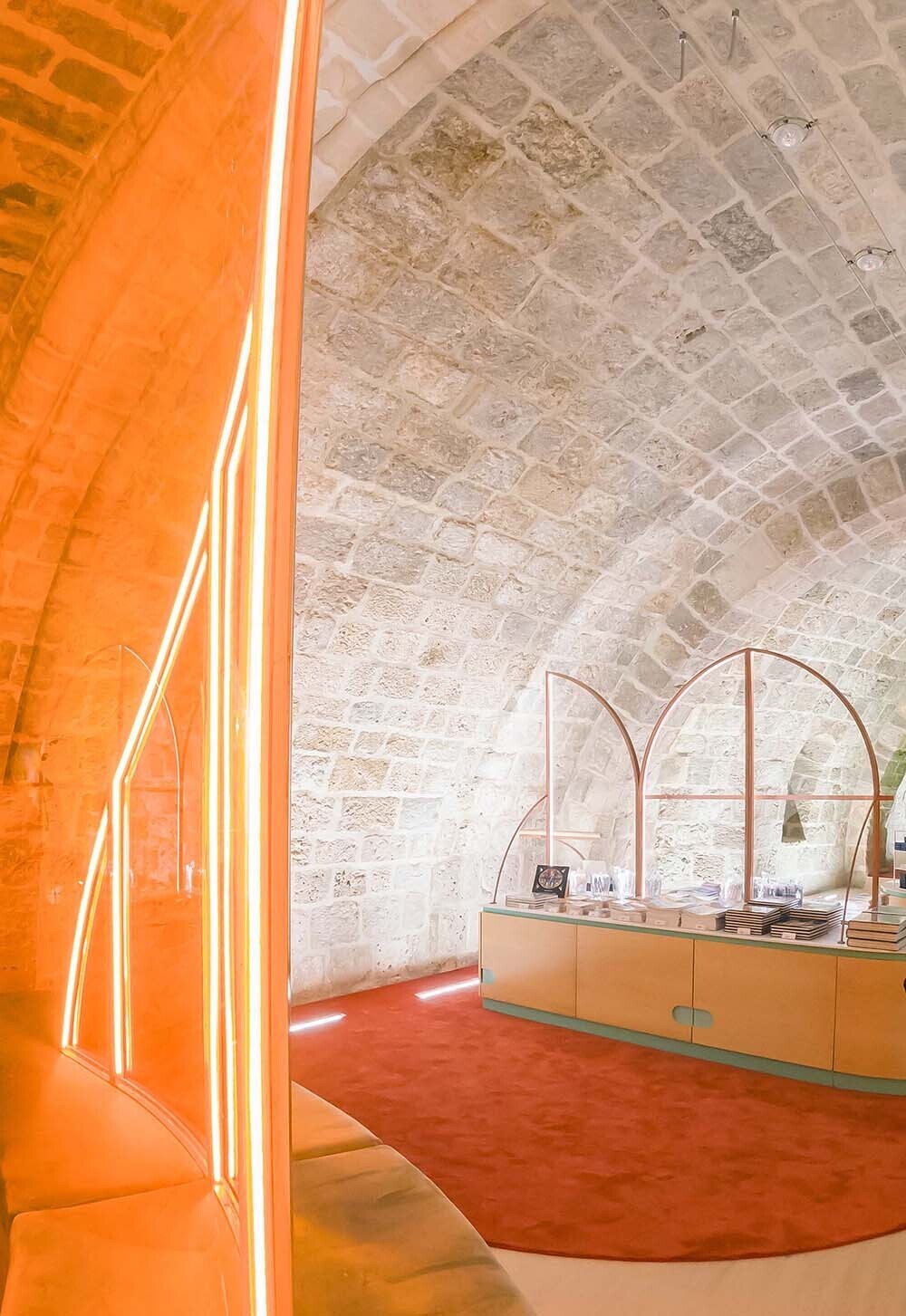 Mostrador de la propuesta de nueva tienda de la Catedral de Burgos