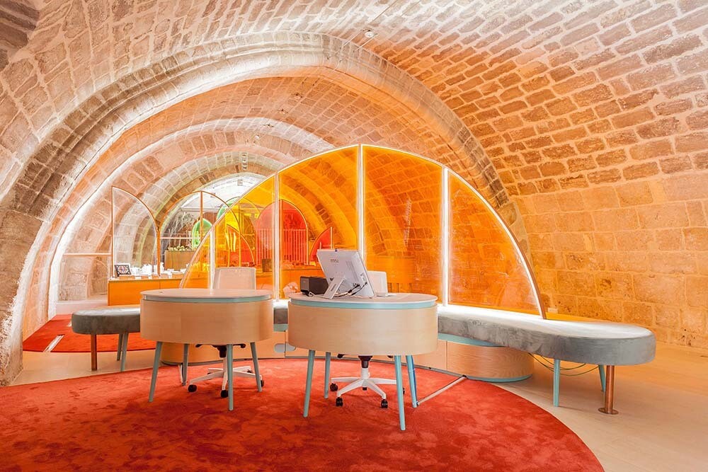 Mesas pequeñas y ordenador en la nueva propuesta de la Catedral de Burgos por el estudio SIC