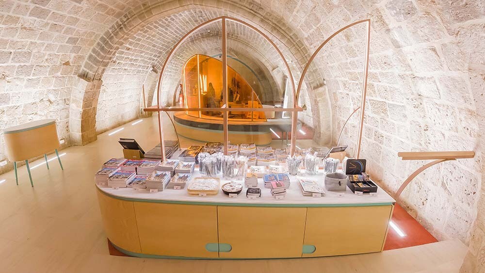 Mostrador de la propuesta de nueva tienda de la Catedral de Burgos