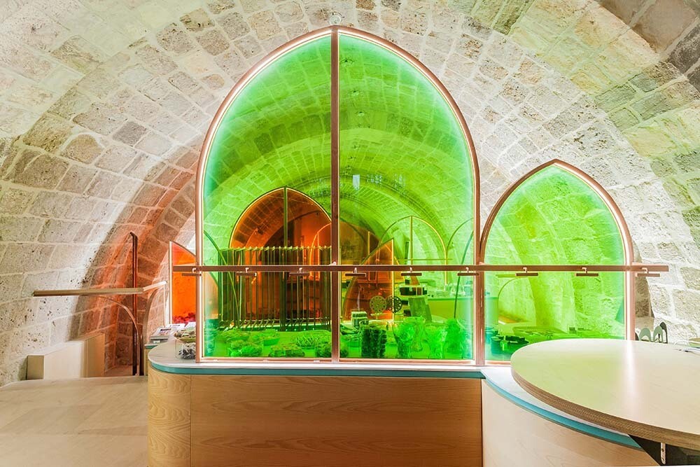 Nuevo mobiliario Catedral de Burgos con cristaleras verdes fosforito